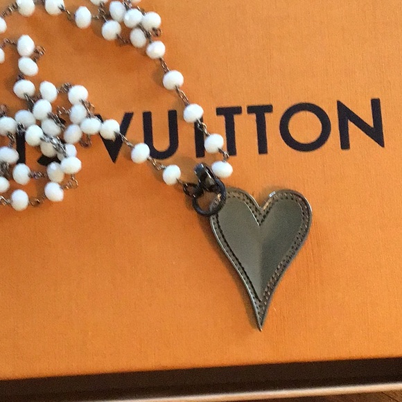 Beaded necklace with rhinestone heart - Picture 2 of 2